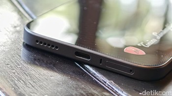 Ponsel ini dibekali baterai jumbo 6.500 mAh untuk menunjang aktivitas harian dan sesi bermain game lebih lama. Foto: Adi FR/detikINET