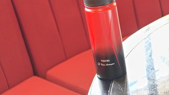 Special gift box juga menyertakan botol minum eksklusif Tecno x Tonino Lamborghini dengan gradasi merah-hitam yang senada dengan identitas edisi terbatasnya. Foto: Adi FR/detikINET