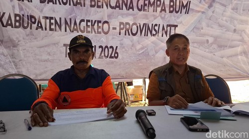 Tenaga Ahli BNPB, Marshda TNI (Pur) Oka Prawira bersama Wakil Bupati Nagekeo Gonzalo Gratianus Muga Sada saat konferensi pers di Posko Tanggap Darurat Bencana Gempa Bumi Nagekeo, Jumat (4/9/2026).