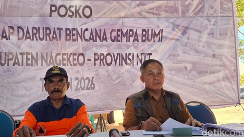Tenaga Ahli BNPB, Marshda TNI (Pur) Oka Prawira bersama Wakil Bupati Nagekeo Gonzalo Gratianus Muga Sada saat konferensi pers di Posko Tanggap Darurat Bencana Gempa Bumi Nagekeo, Jumat (4/9/2026). (Yufengki Bria/detikBali).