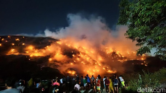 Kebakaran TPA Putri Cempo, Jumat (4/9) malam.