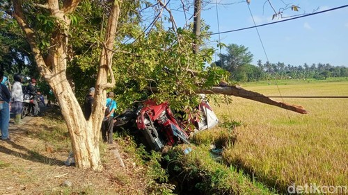 Truk boks asal Jawa Tengah, terguling di Jalan Denpasar-Gilimanuk, Kecamatan Negara, Jembrana, Jumat (4/9/2026).