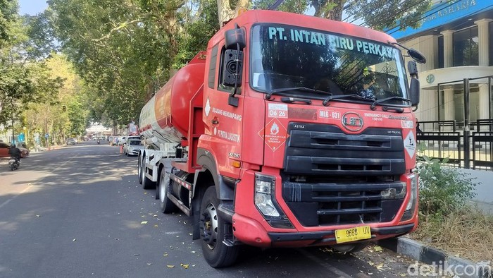 Truk Pertamina yang diamankan usai lindas motor