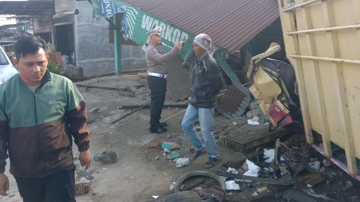 Truk saat menabrak warkop warga. (Foto: dok. Polrestabes Medan)