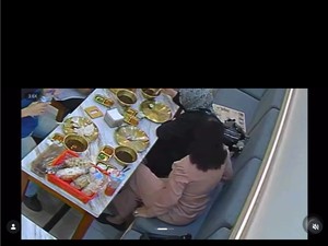Viral! CCTV Rekam Aksi Pengunjung Rusak Sofa di Resto Bebek Jakbar