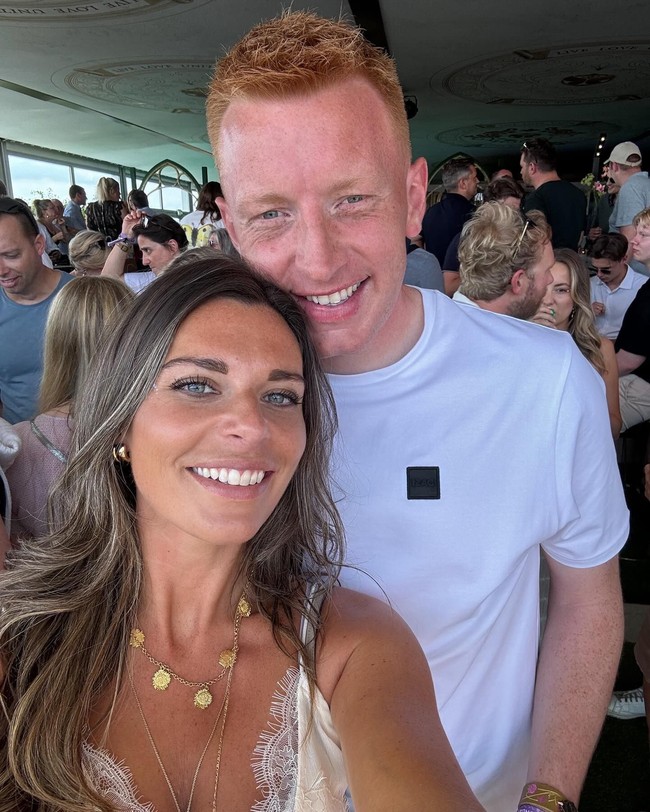 Emma Saunders berpacaran dengan pelatih Auxerre, Will Still. Setelah ‘go public’ pada 2024, presenter Sky Sports itu berjuang melawan kanker setahun setelahnya yang membuat Will meninggalkan klub Prancis, Lens, untuk berada di sisi sang kekasih.Foto: Instagram