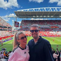 Karo Berger adalah aktris dan model Jerman yang dipacari pelatih Brighton, Fabian Hurzelar. Anna saat ini membintangi serial populer Jerman berjudul ‘Sturm der Liebe’ (Badai Cinta). Setelah debut di televisi, wanita 34 tahun itu berkecimpung di dunia teater.Foto: Instagram