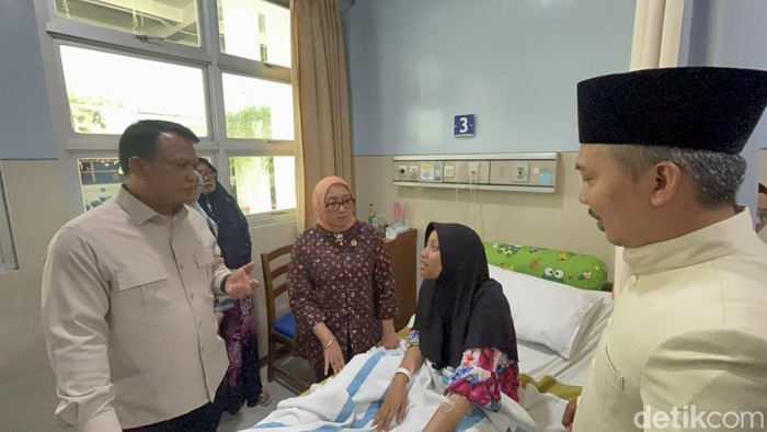 Wakil Kepala BGN dan Menteri PPPA saat menjenguk korban keracunan MBG di Sidoarjo.