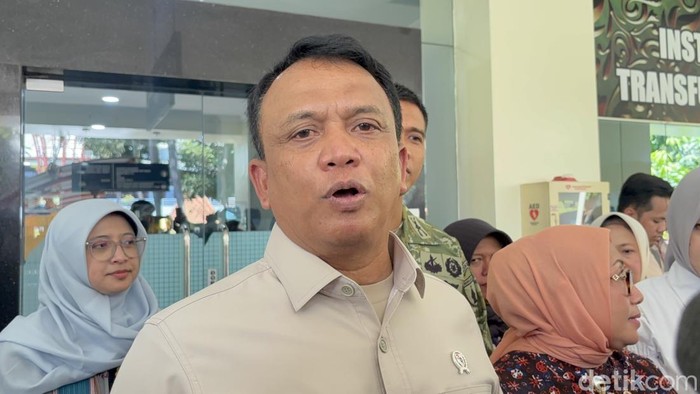 Wakil Kepala BGN, Trenggono saat berkunjung ke Sidoarjo.