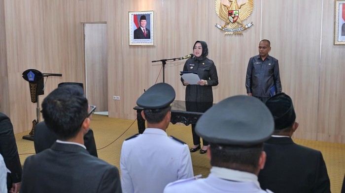 Wali Kota Kendari Siska Karina Imran melantik pejabat baru.
