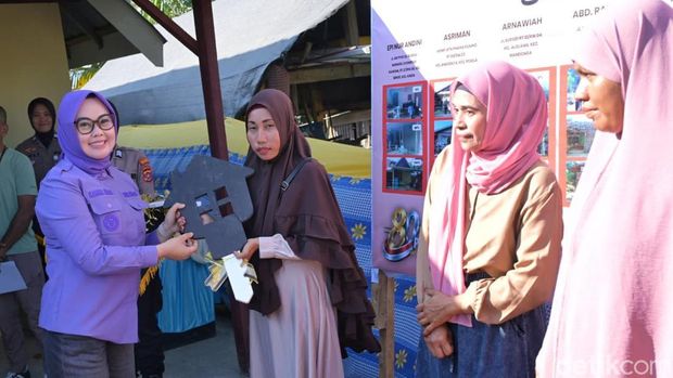 Walkot Siska Karinan Imran saat penyerahan kunci program bedah rumah warga Kendari. Irwan Mubaraq/detikcom Walkot Siska Karinan Imran saat penyerahan kunci program bedah rumah warga Kendari. Irwan Mubaraq/detikcom