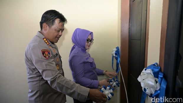 Walkot Siska Karinan Imran saat penyerahan kunci program bedah rumah warga Kendari. Irwan Mubaraq/detikcom Walkot Siska Karinan Imran saat penyerahan kunci program bedah rumah warga Kendari. Irwan Mubaraq/detikcom