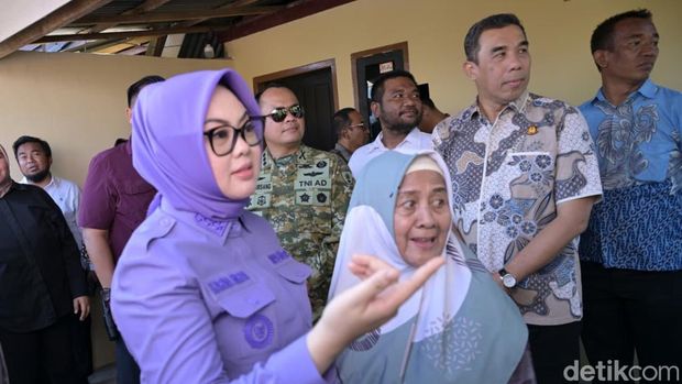 Walkot Siska Karinan Imran saat penyerahan kunci program bedah rumah warga Kendari. Irwan Mubaraq/detikcom Walkot Siska Karinan Imran saat penyerahan kunci program bedah rumah warga Kendari. Irwan Mubaraq/detikcom