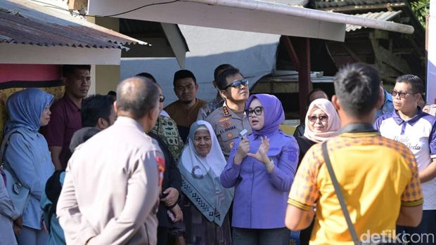 Walkot Siska Karinan Imran saat penyerahan kunci program bedah rumah warga Kendari. Irwan Mubaraq/detikcom Walkot Siska Karinan Imran saat penyerahan kunci program bedah rumah warga Kendari. Irwan Mubaraq/detikcom