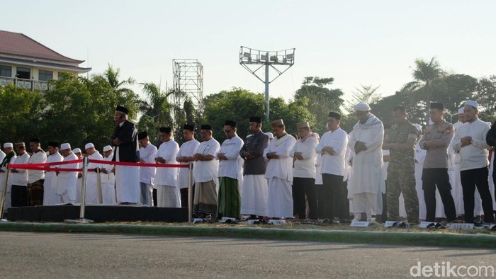 Warga dan ulama di Parepare menggelar salat Istisqa berjemaah di tengah fenomena El Nino.