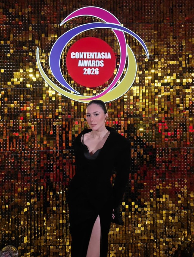 Wulan Guritno beberapa waktu lalu bertolak ke Bangkok untuk menghadiri ContentAsia Awards 2026. Kehadiran Wulan di acara tersebut diketahui untuk menerima penghargaan Best Comedy Programme Made in Asia bagi serial Mama-Mama Pengejar Cinta yang dibintanginya. Penampilannya pun kembali curi atensi. Foto: Instagram/@wulanguritno