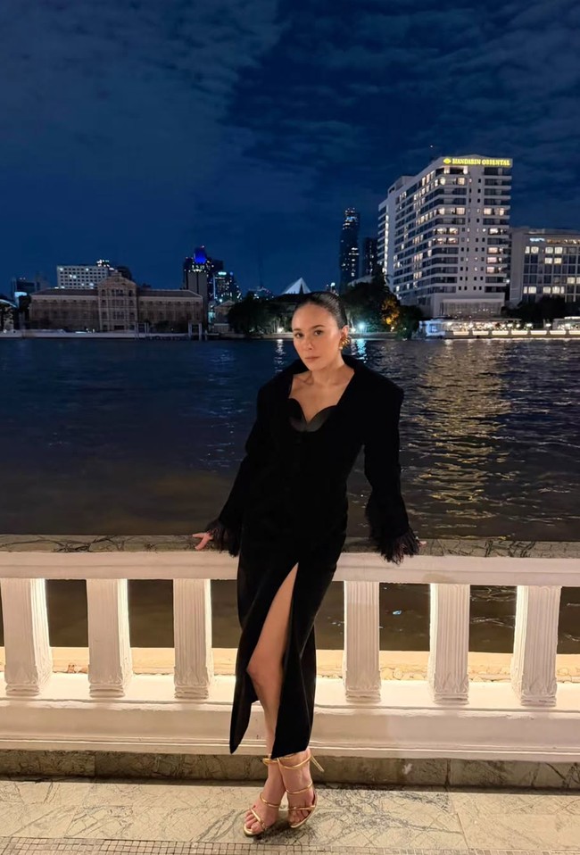 Busana yang dikenakan Wulan memiliki bentuk mirip blazer dengan inner berpotongan sweetheart neckline. Bagian lengannya memiliki detail rumbai senada. Sementara bagian bawah rok memiliki potongan yang cukup tinggi di salah satu sisinya, memberikan sentuhan seksi yang tetap elegan. Foto: Instagram/@wulanguritno
