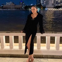 Busana yang dikenakan Wulan memiliki bentuk mirip blazer dengan inner berpotongan sweetheart neckline. Bagian lengannya memiliki detail rumbai senada. Sementara bagian bawah rok memiliki potongan yang cukup tinggi di salah satu sisinya, memberikan sentuhan seksi yang tetap elegan. Foto: Instagram/@wulanguritno