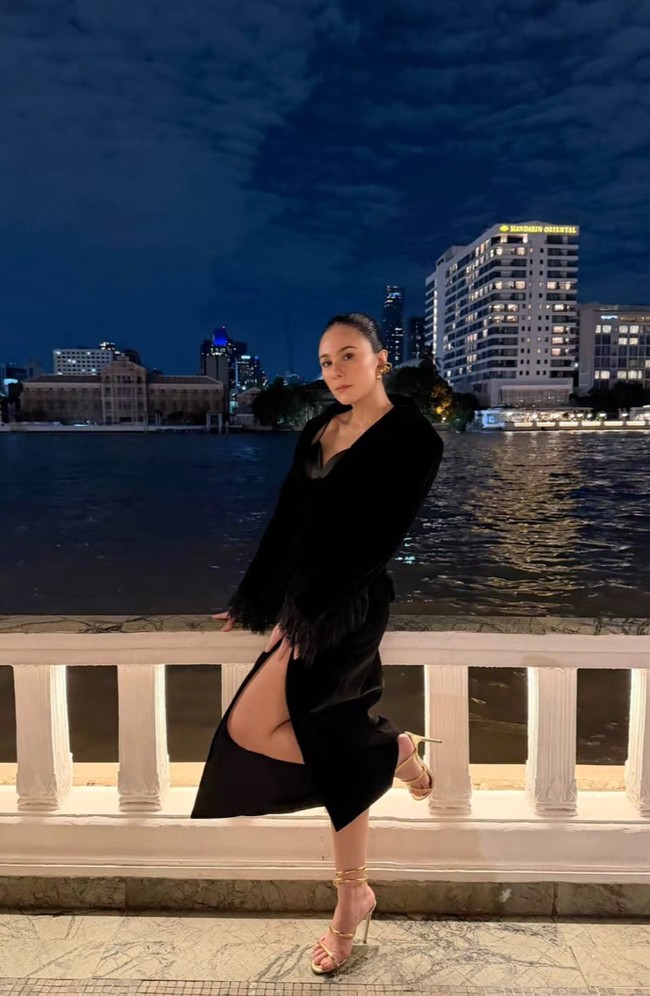 Melengkapi penampilannya, wanita 45 tahun itu mengenakan sepasang heels berwarna emas. Heels tersebut senada dengan anting yang ia kenakan. Foto: Instagram/@wulanguritno