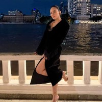 Potret Wulan Guritno Tampil Dengan Dress Belahan Tinggi di Bangkok, Memukau!