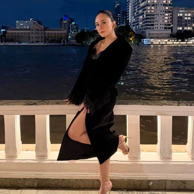 Potret Wulan Guritno Tampil Dengan Dress Belahan Tinggi di Bangkok, Memukau!