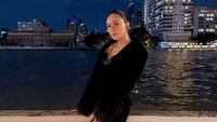 Potret Wulan Guritno Tampil Dengan Dress Belahan Tinggi di Bangkok, Memukau!