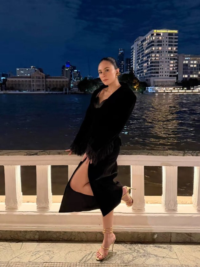 Potret Wulan Guritno Tampil Dengan Dress Belahan Tinggi di Bangkok, Memukau!