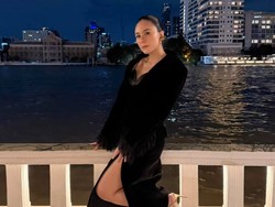 Potret Wulan Guritno Tampil Dengan Dress Belahan Tinggi di Bangkok, Memukau!