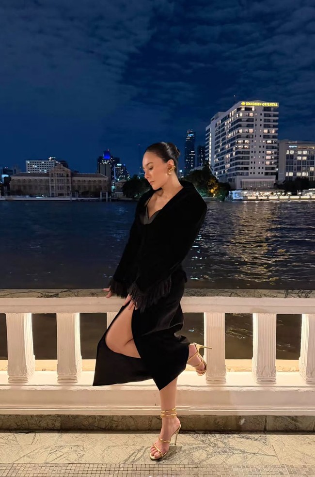 Penampilan Wulan terlihat simpel dengan rambut model sleek bun serta perhiasan minimalis. Foto: Instagram/@wulanguritno