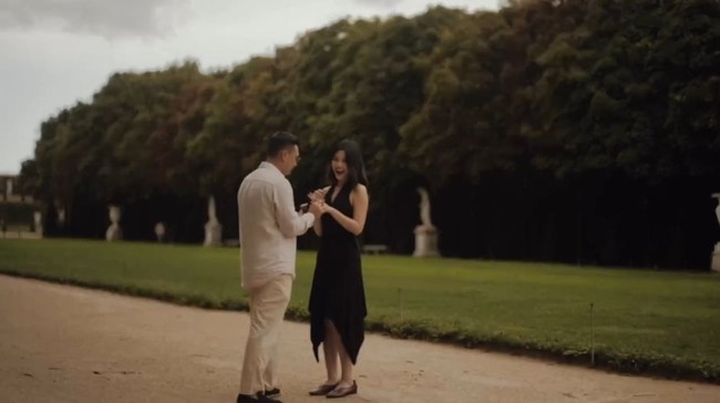 Aldio Oekon sendiri diketahui merupakan seorang pembalap. Setelah kurang lebih 1 tahun berpacaran, Aldio memilih untuk melamar kekasihnya dengan romantis di area taman Istana Versailles, Prancis. Foto: Instagram @yorikooangln_