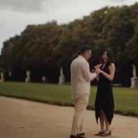 Aldio Oekon sendiri diketahui merupakan seorang pembalap. Setelah kurang lebih 1 tahun berpacaran, Aldio memilih untuk melamar kekasihnya dengan romantis di area taman Istana Versailles, Prancis. Foto: Instagram @yorikooangln_