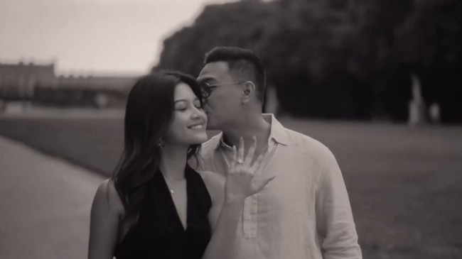 Salah satu foto memperlihatkan Yoriko yang memamerkan cincin lamaran yang sudah melingkar di jari manisnya. Mesra, Aldio pun tampak mencium Yoriko. Foto: Instagram @yorikooangln_