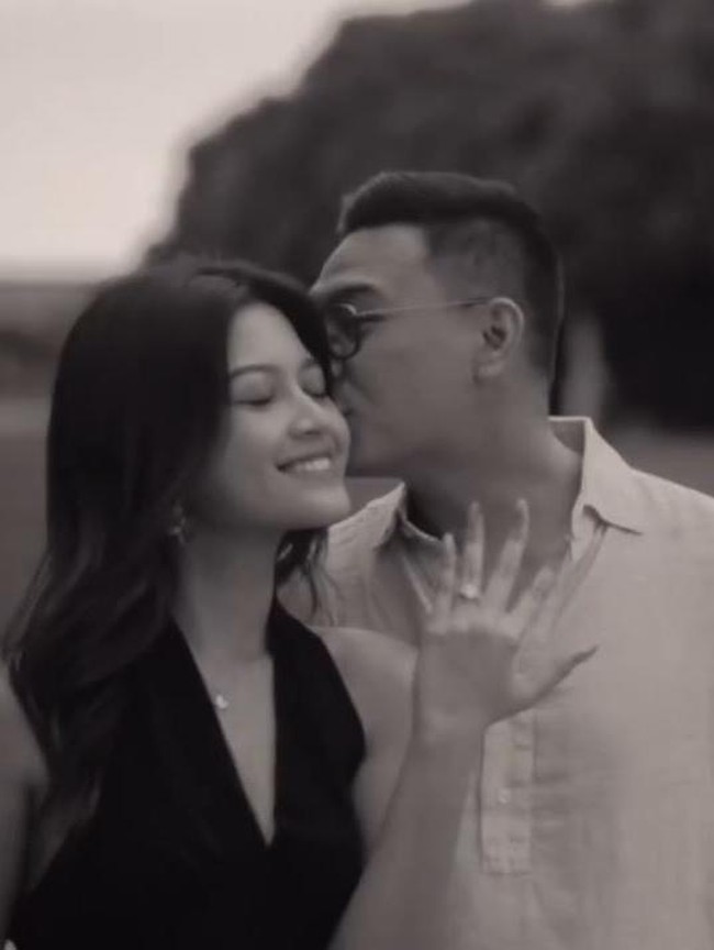 7 Foto Yoriko Angeline Dilamar Pembalap di Prancis, Mesra Pose Pamer Cincin