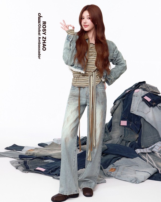 Aktris China pemeran Hidden Love ini tampil effortless dalam balutan atasan stripe yang dipadukan dengan denim jacket. Penampilannya pun terlihat casual dengan wide leg jeans berwarna washed blue. Foto: Dok. Instagram Chuu Official