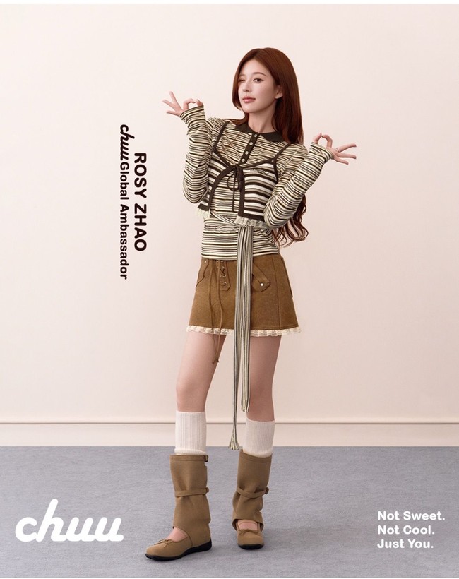 Zhao Lusi juga terlihat manis dengan atasan stripe lengan panjang yang dilayer vest rajut bernuansa cokelat. Dipadukan dengan rok mini A-line, kaus kaki putih, dan sepatu flat boots cokelat membuat penampilannya lebih girly. Foto: Dok. Instagram Chuu Official
