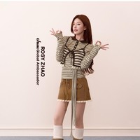 Zhao Lusi juga terlihat manis dengan atasan stripe lengan panjang yang dilayer vest rajut bernuansa cokelat. Dipadukan dengan rok mini A-line, kaus kaki putih, dan sepatu flat boots cokelat membuat penampilannya lebih girly. Foto: Dok. Instagram Chuu Official