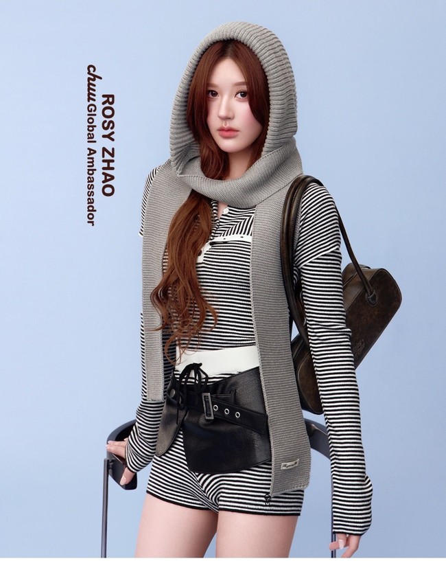Pemeran Love’s Ambition ini juga terlihat edgy dan modern. Sentuhan aksesori syal rajut abu-abu dan tudung memberikan penampilan yang unik.  Foto: Dok. Instagram Chuu Official