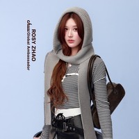 Pemeran Love’s Ambition ini juga terlihat edgy dan modern. Sentuhan aksesori syal rajut abu-abu dan tudung memberikan penampilan yang unik.  Foto: Dok. Instagram Chuu Official