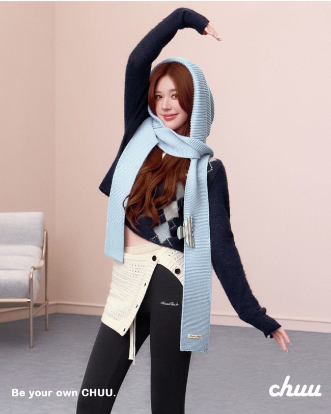 Pada pemotretan dengan brand fashion Chuu, tampilan Zhao Lusi dinamis. Dari rajutan yang lembut hingga bahan bulu, setiap kombinasi memberikan kesan yang unik dan tidak membosankan. Foto: Dok. Instagram Chuu Official