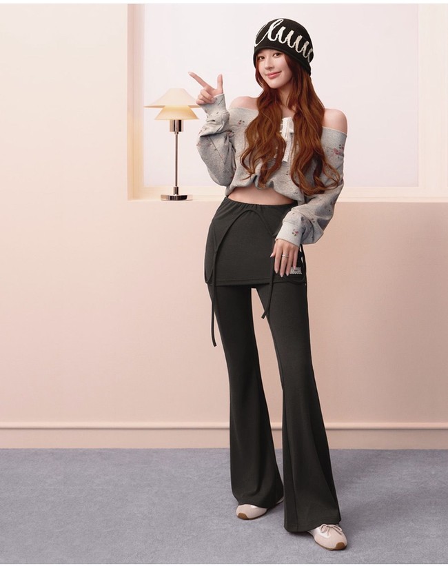 Kombinasi tops dan bottom yang berani dengan perpaduan atasan cropped atau celana flared dengan atasan yang lebih longgar. Ini memberikan kesan penampilan Zhao Lusi yang segar. Foto: Dok. Instagram Chuu Official