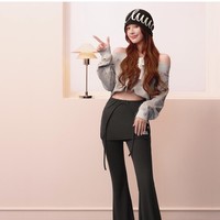 Kombinasi tops dan bottom yang berani dengan perpaduan atasan cropped atau celana flared dengan atasan yang lebih longgar. Ini memberikan kesan penampilan Zhao Lusi yang segar. Foto: Dok. Instagram Chuu Official