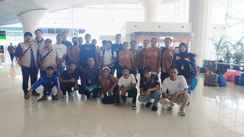 20 PMI ilegal asal NTT diantar oleh BP3MI Sulawesi Selatan sebelum diterbangkan ke Bandara El Tari Kupang, Sabtu (5/9/2026). (Dok BP3MI NTT)