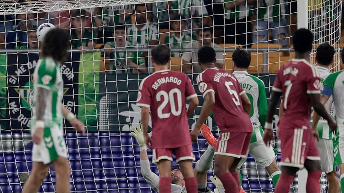SEVILLA, SPAIN - SEPTEMBER 4: Troy Parrott of Real Betis scores the first goal to make it 1-0 during the LaLiga EA Sports  match between Real Betis v Real Madrid at the Estadio La Cartuja on September 4, 2026 in Sevilla Spain (Photo by Eric Verhoeven/Soccrates/Getty Images)