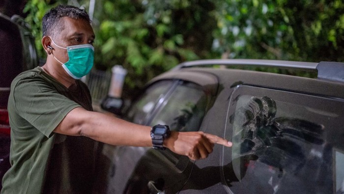 Warga menunjukkan abu vulkanik di Pasauran, Kabupaten Serang, Banten, Sabtu (5/9/2026). Berdasarkan keterangan Pos Pemantau Gunung Anak Krakatau embusan angin yang mengarah ke timur membawa material abu vulkanik tersebut hingga melanda daratan pesisir Banten di Kabupaten Serang, Pandeglang, dan Kota Cilegon. ANTARA FOTO/Muhammad Bagus Khoirunas/agr