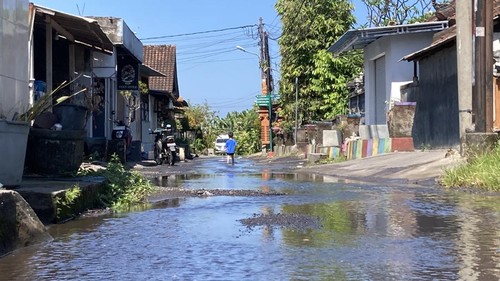 Air luapan drainase menggenangi Jalan Pulasari, Desa Kampung Gelgel, Klungkung, Bali, Sabtu (5/9/2026). (Fatih Kudus Jaelani/detikBali)