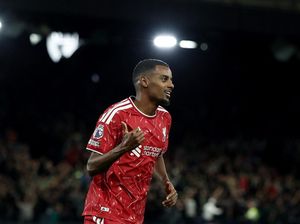 Sheringham Sebut Isak Striker Terbaik Premier League