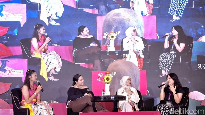 Alifah Ratu Saelynda (pertama dari kanan), founder brand Teratu dalam talkshow Bandung x Beauty 2026 di Trans Studio Mall Bandung, Jumat (4/9/2026)