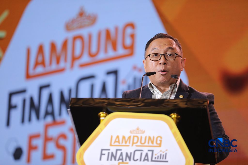 Anggota Komisi XI DPRI, Marwan Cik Asan saat menyampaikan pemaparan dalam Lampung Financial Festival di Hotel Novotel, Bandar Lampung, Sabtu (5/9/2026). (CNBC Indonesia/Tri Susilo)