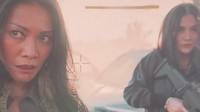 Anggun kali ini membagikan foto setelah dirinya menjalani adegan menegangkan bersama Agnez Mo yang sedang memegang senjata api. Seandainya bertahun-tahun yang lalu ada yang bilang bahwa saya akan memerankan sosok penjahat jenius yang penuh dendam dalam sebuah serial aksi berskala besar, serta bahwa Pencak Silat, Karambit, dan senjata standar militer akan menjadi bagian dari keseharian saya. Saya mungkin akan langsung mengambil kantong kertas dan bernapas di dalamnya dengan panik, tulisnya dilihat di Instagram, Sabtu (5/9/2026). (Foto: dok Instagram anggun_cipta)