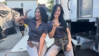 Anggun bersantai di area parkir tim produksi sambil memegang karambit mainan. Ia terlihat berpose ceria bersama salah satu anggota tim syuting. (Foto: dok Instagram anggun_cipta)